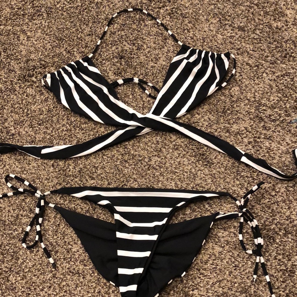 COPY - Black and white striped scrunch butt bikini size M